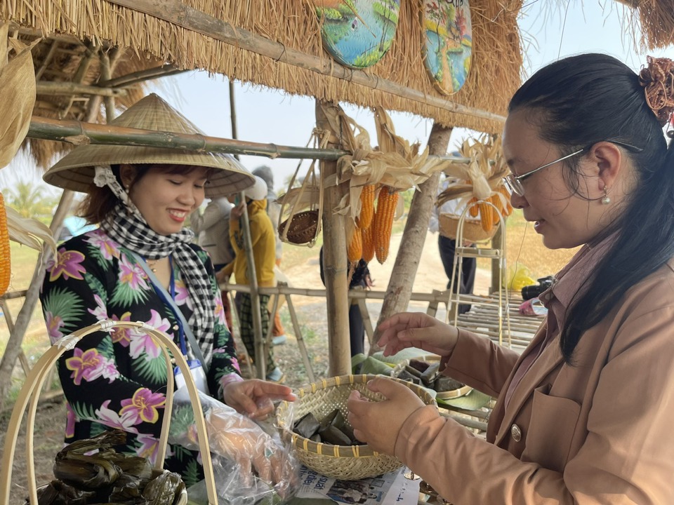 El festival debe ser El puesto de comida esà especialidades regionales; Agricultura de Duc Tan.