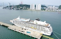 Le navire World transportant 170 touristes de luxe a accosté au port de croisière international d'Ha Long.