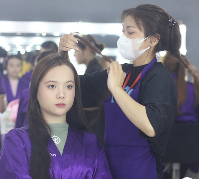 Les étudiants du Collège polytechnique FPT pratiquent la coiffure et le maquillage. Photo : Poly K-Beauty