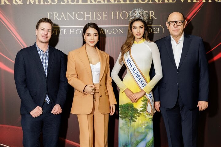 Truong Ngoc Anh y Andrea Aguilera, la actual Miss Supranational, asistieron a la ceremonia de firma.