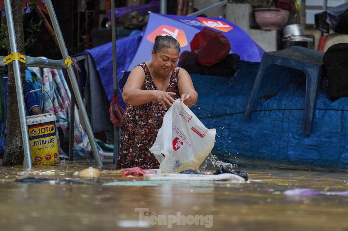 Hanoï : le niveau de l'eau monte d'un mètre, les habitants utilisent des bateaux pour déplacer des objets afin « d'échapper à l'inondation » photo 13