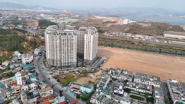 Gros plan du terrain pour construire un centre commercial de 5 200 milliards de VND à Ha Long, photo 9