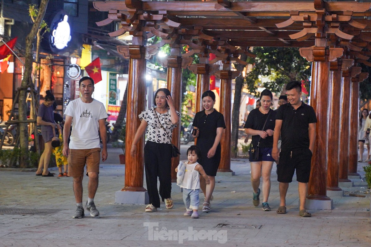 People spread mats and set up tables to drink coffee in the middle of Ngoc Khanh Lake walking street, photo 3