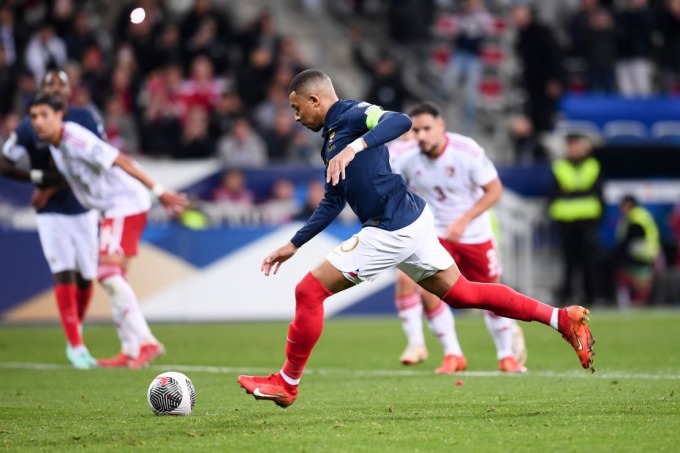 Mbappe nâng tỷ số lên 4-0 trong trận Pháp thắng Gibraltar 14-0 ở lượt áp chót vòng loại Euro 2024 tối 18/11, trên sân Allianz Riviera. Ảnh: Icon Sport