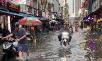 Die „Western Street“ in Ho-Chi-Minh-Stadt verwandelt sich nach heftigen Regenfällen in einen Fluss