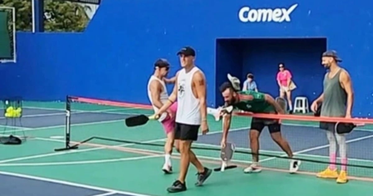 Un joueur de pickleball donne un coup de pied à la tête de son adversaire après avoir perdu un match