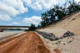 Près de 16,2 milliards de VND pour construire la digue droite de la rivière Ben Hai à travers le village de Bac Son, commune de Trung Giang