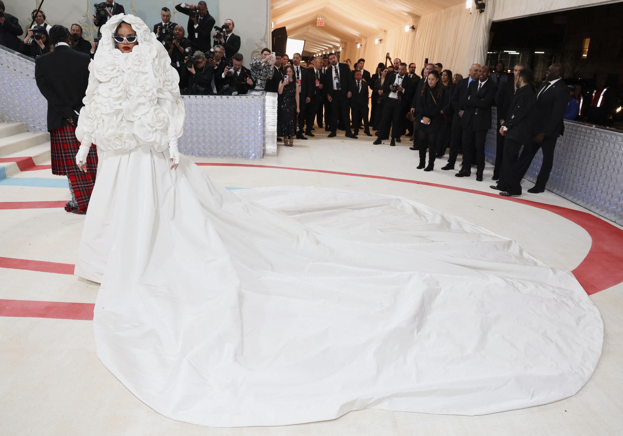 Những trang phục độc, lạ tại Met Gala 2023 - Ảnh 17.