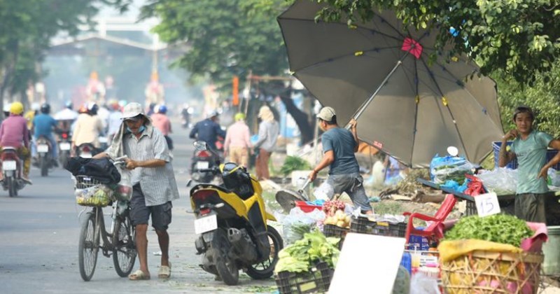 Buôn bán tự phát kìm hãm chợ đầu mối phát triển