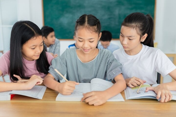 교육훈련부가 과외 수업에 대한 규제를 강화한다는 소식이 전해지기 전, 이들 부모들은 자녀들의 과외 수업이 중단될까봐 우려를 표명했습니다. (삽화)