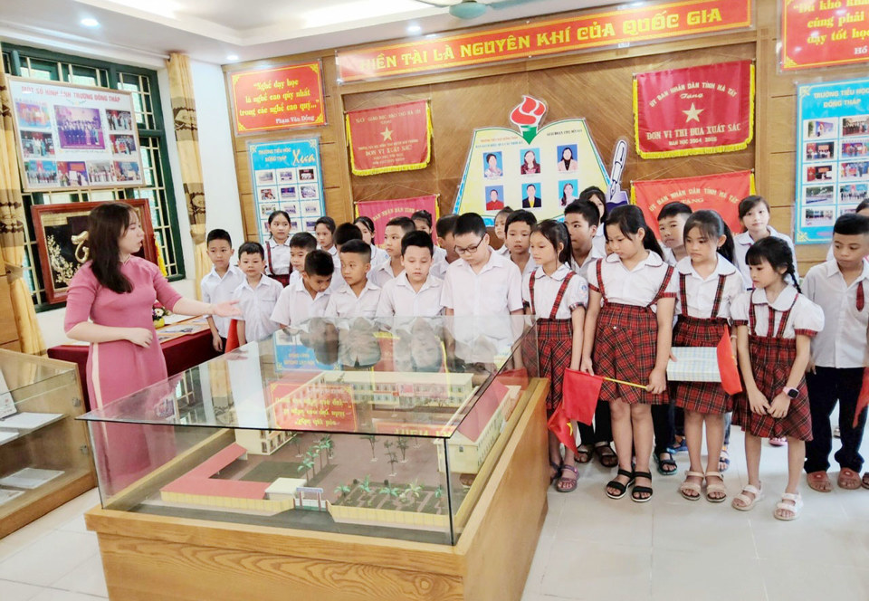 Lehrer und Schüler der Dong Thap-Grundschule im Bezirk Dan Phuong während des traditionellen Bildungsunterrichts. Foto: Thien Tu