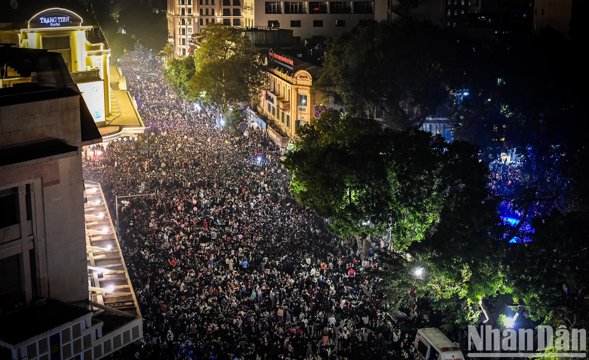 [Foto] Brillantes fuegos artificiales dan la bienvenida al nuevo año 2025 foto 11