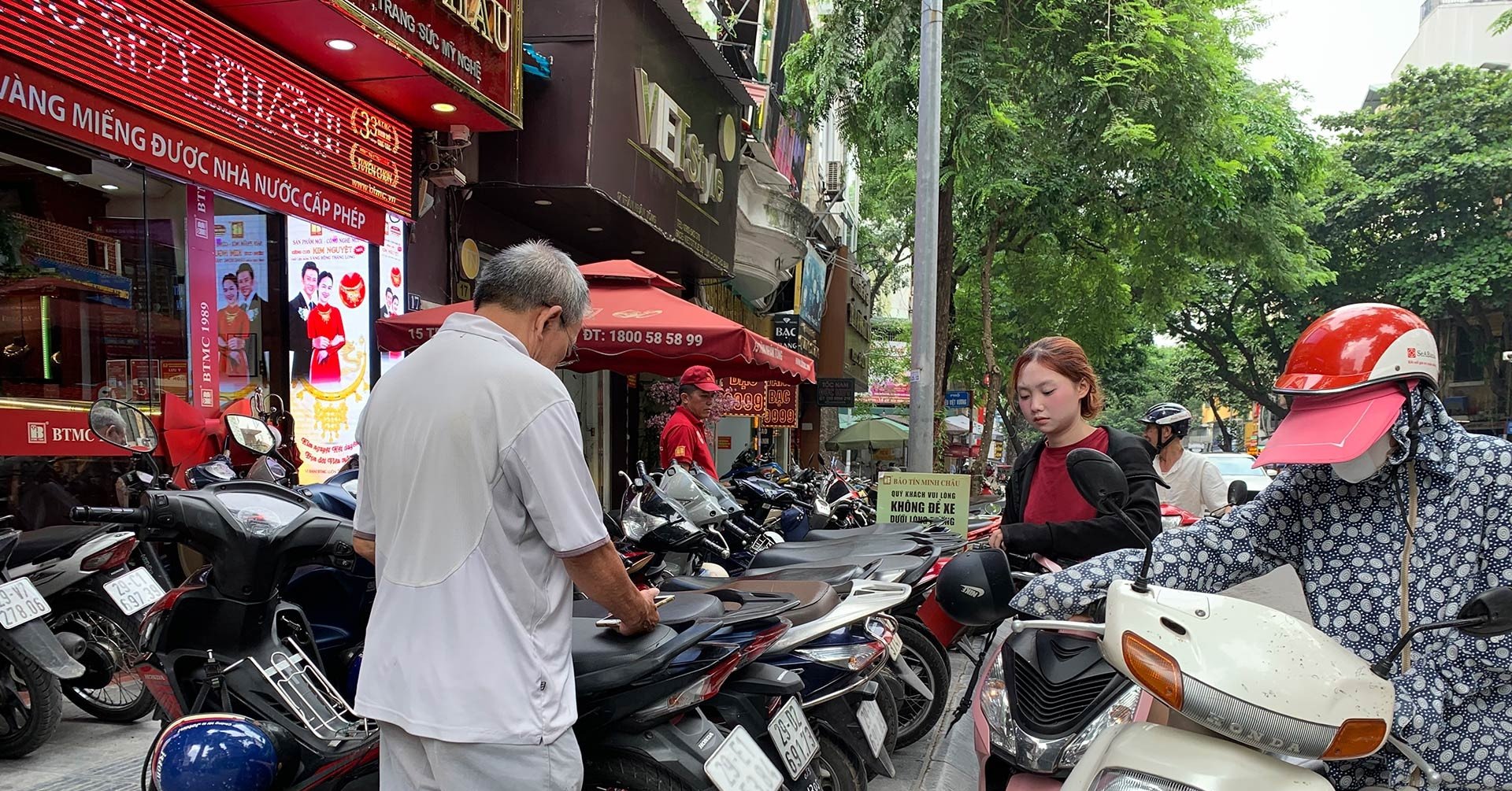 La tienda de oro vende en un estilo de 'desaparición y aparición', los compradores están en pánico