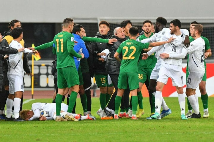 Los jugadores del Buriram United y del Zhejiang FC se pelean. (Foto: Getty)