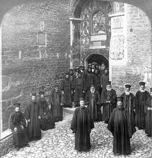 Orthodoxe Mönche in Griechenland im Jahr 1907. Foto: Wikimedia Commons