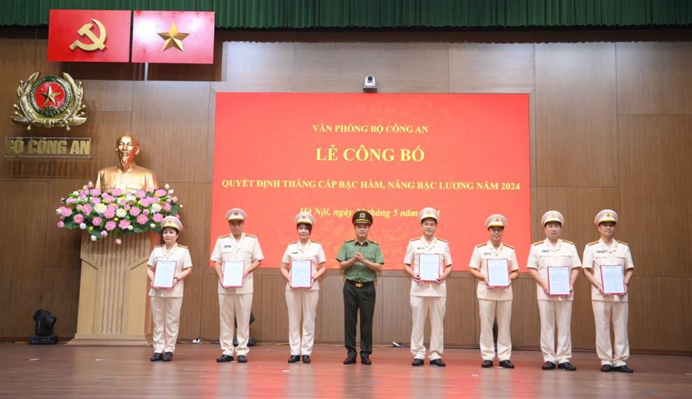 Thiếu tướng Đặng Hồng Đức, Bí thư Đảng ủy, Chánh Văn phòng Bộ Công an trao các quyết định thăng cấp bậc hàm Thượng tá đối với 7 lãnh đạo cấp Phòng, Chuyên viên cao cấp. Ảnh: Cổng TTĐT Bộ Công an
