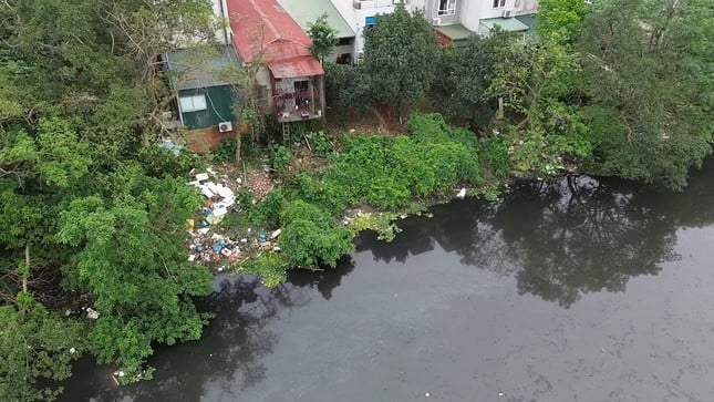 Primer plano del río Nhue contaminado, el Ministerio de Agricultura acaba de proponer una solución para reactivarlo, foto 7