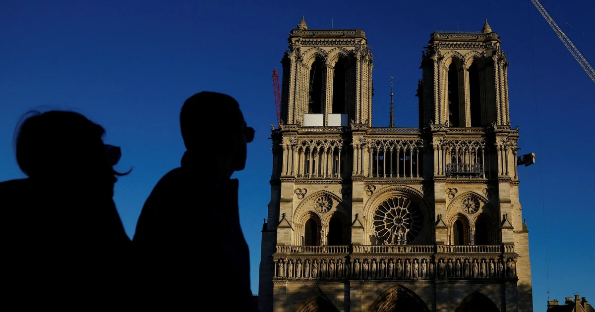 Los visitantes pueden tener que pagar una tarifa para visitar la Catedral de Notre Dame.