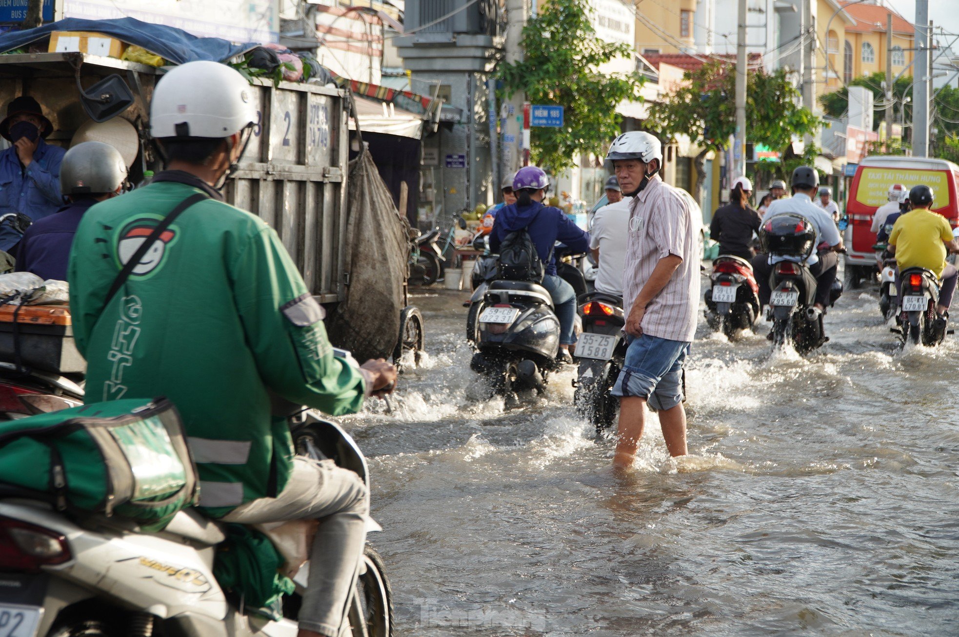 Triều cường dâng cao, đường phố ngập sâu, người dân TPHCM chật vật về nhà ảnh 7