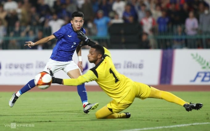 Conductor Lim Pisoth (in blue) sealed a 4-0 victory for U22 Cambodia. Photo: Lam Thoa