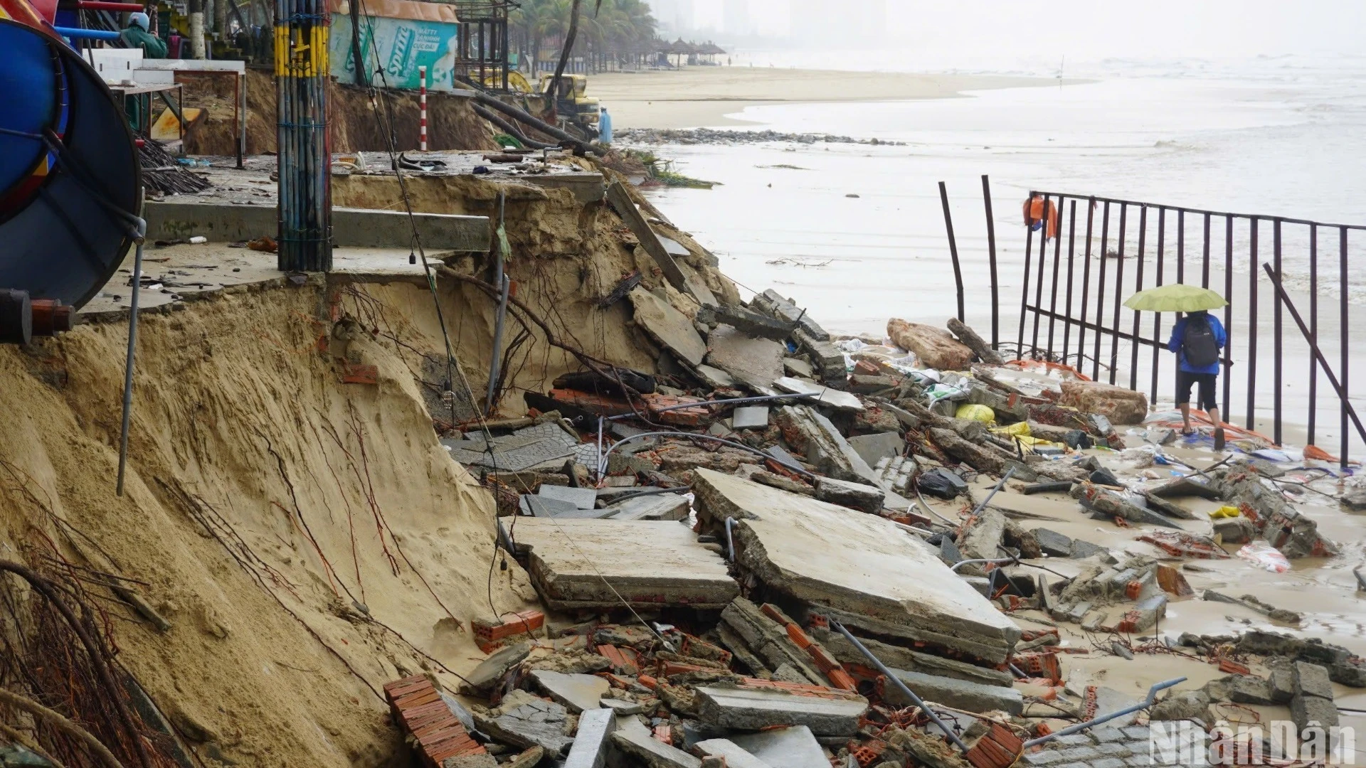 [Photo] More than 100m of Da Nang coastline was eroded by waves, seriously damaged photo 10