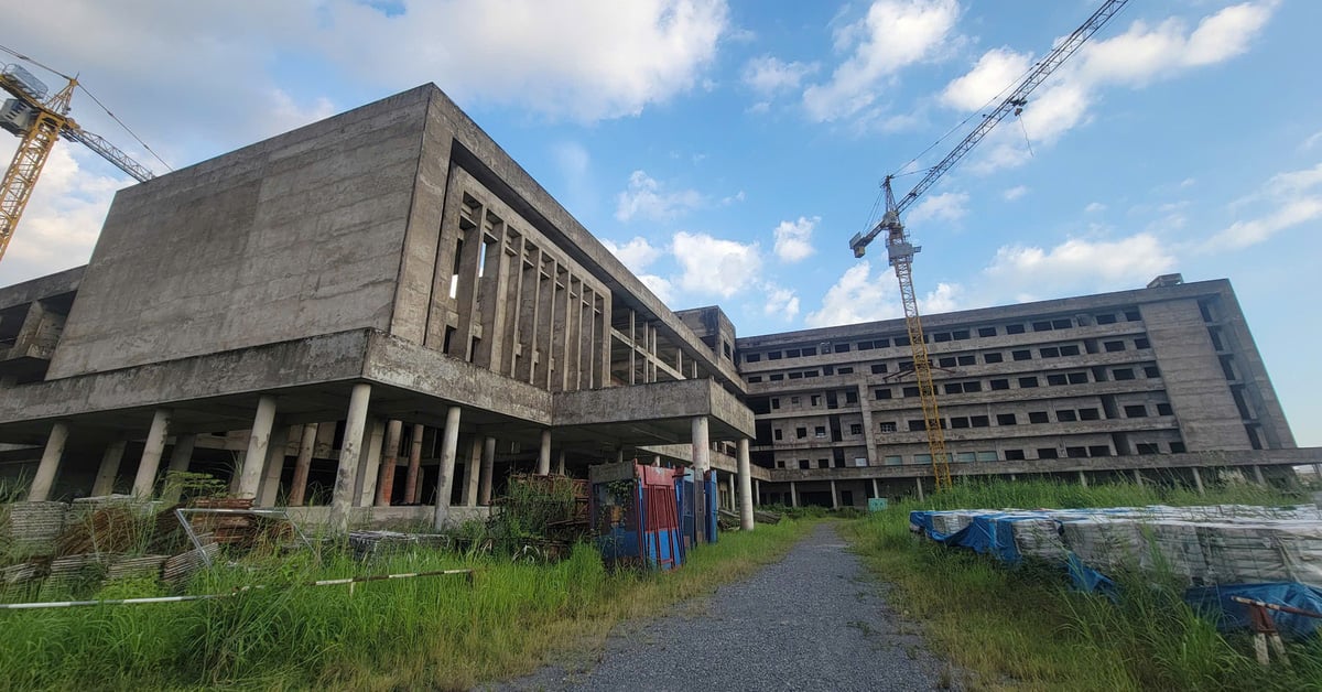 The new Can Tho Oncology Hospital under construction is abandoned, while the old hospital is seriously overloaded.