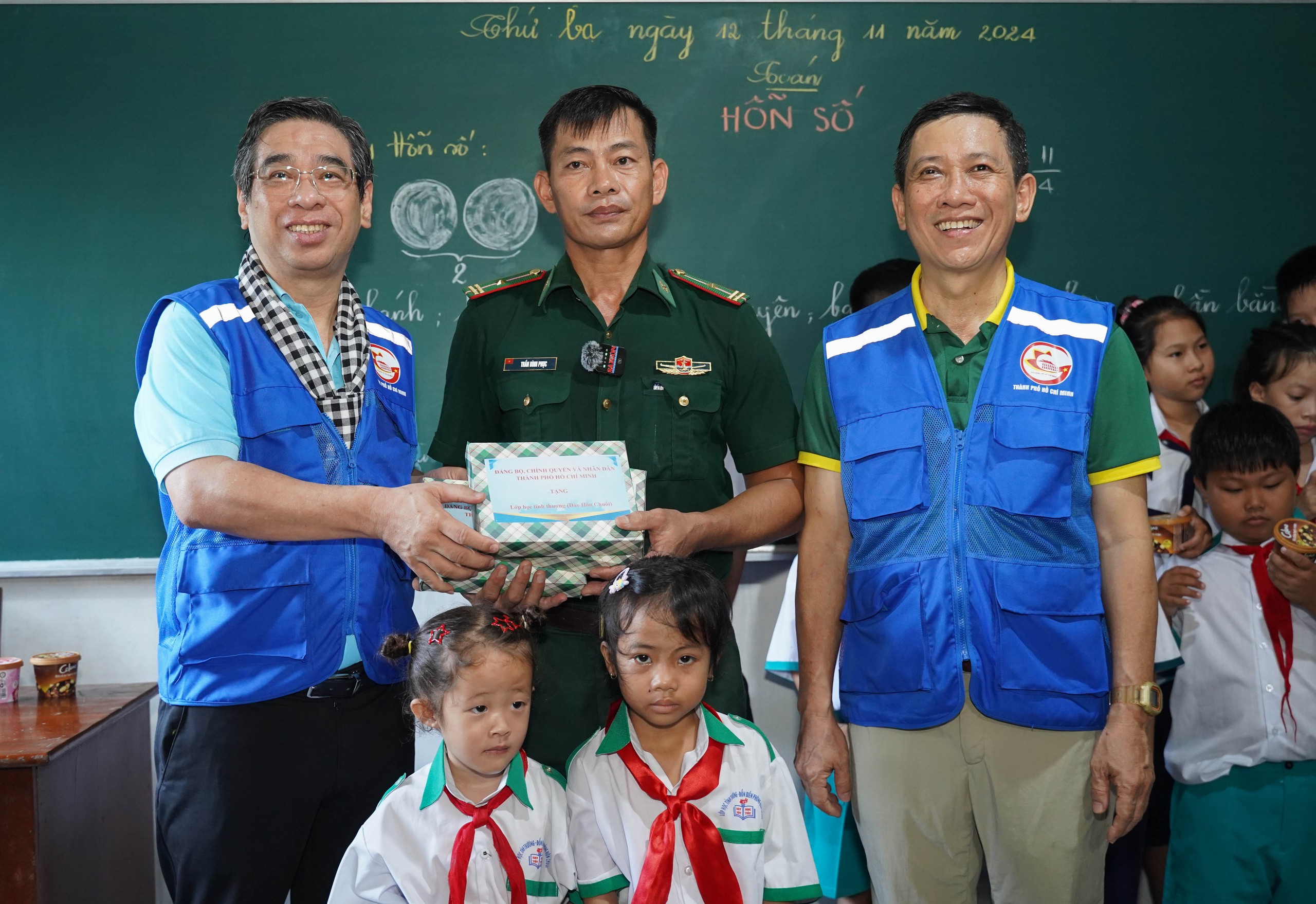 NGHĨA TÌNH TP HCM, VÌ BIỂN ĐẢO THÂN YÊU(*): Thầy giáo 