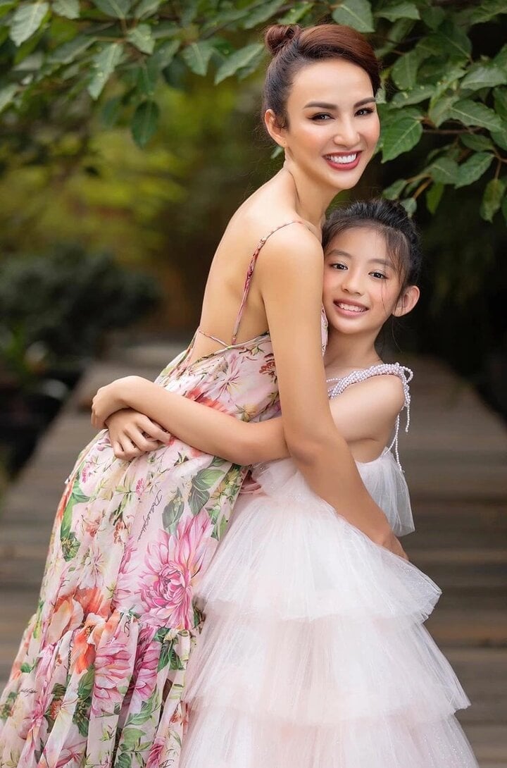 Ngọc Diễm nói con gái dù tham gia nhiều show thời trang nhưng chưa có ý định vào showbiz. Nàng hậu muốn con phát triển tự nhiên và lựa chọn theo đuổi ước mơ riêng.