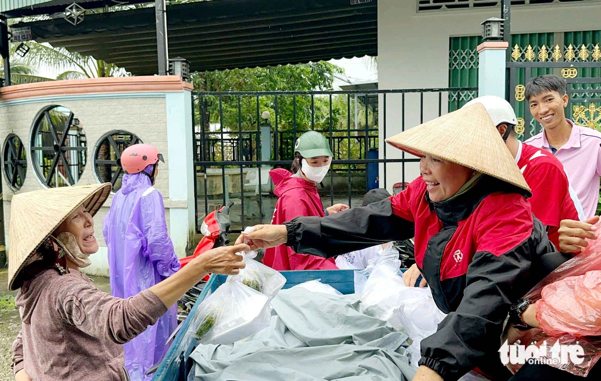 2.000 suất cơm, cháo nghĩa tình gửi dân khó khăn bị ảnh hưởng ngập nước ở Phú Quốc - Ảnh 1.