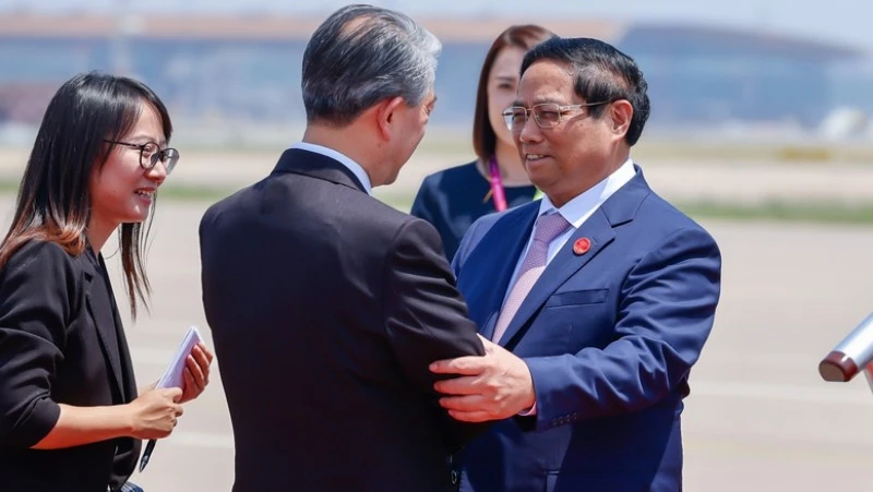 Der chinesische Botschafter in Vietnam, Hung Ba, begrüßte Premierminister Pham Minh Chinh am internationalen Flughafen der Hauptstadt Peking. (Foto: Nhat Bac)