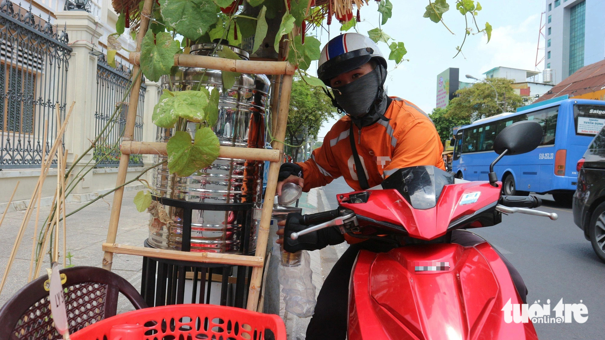 Bình nước đặc biệt này là nơi lý tưởng được các tài xế dừng chân châm đầy bình nước để bớt một khoản chi tiêu 