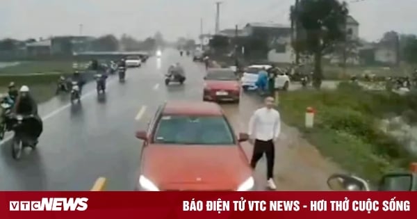 License revoked for Mercedes driver who stopped in the wrong direction in Ha Tinh