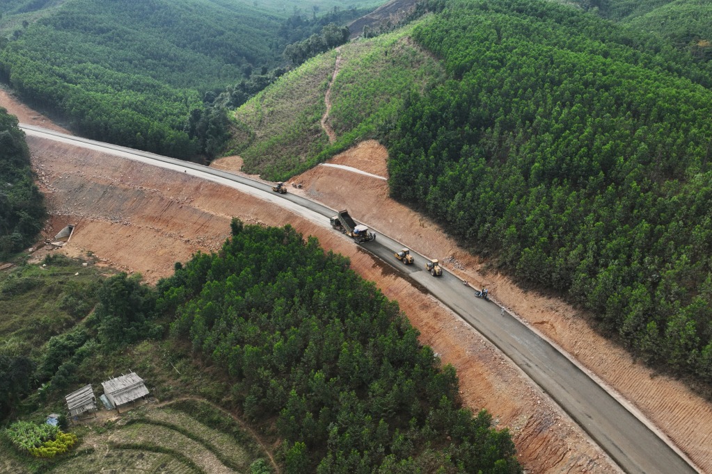 The provincial road 342 through Ba Che district is being actively constructed right from the early days of 2024. Photo: Quang Ninh Newspaper.