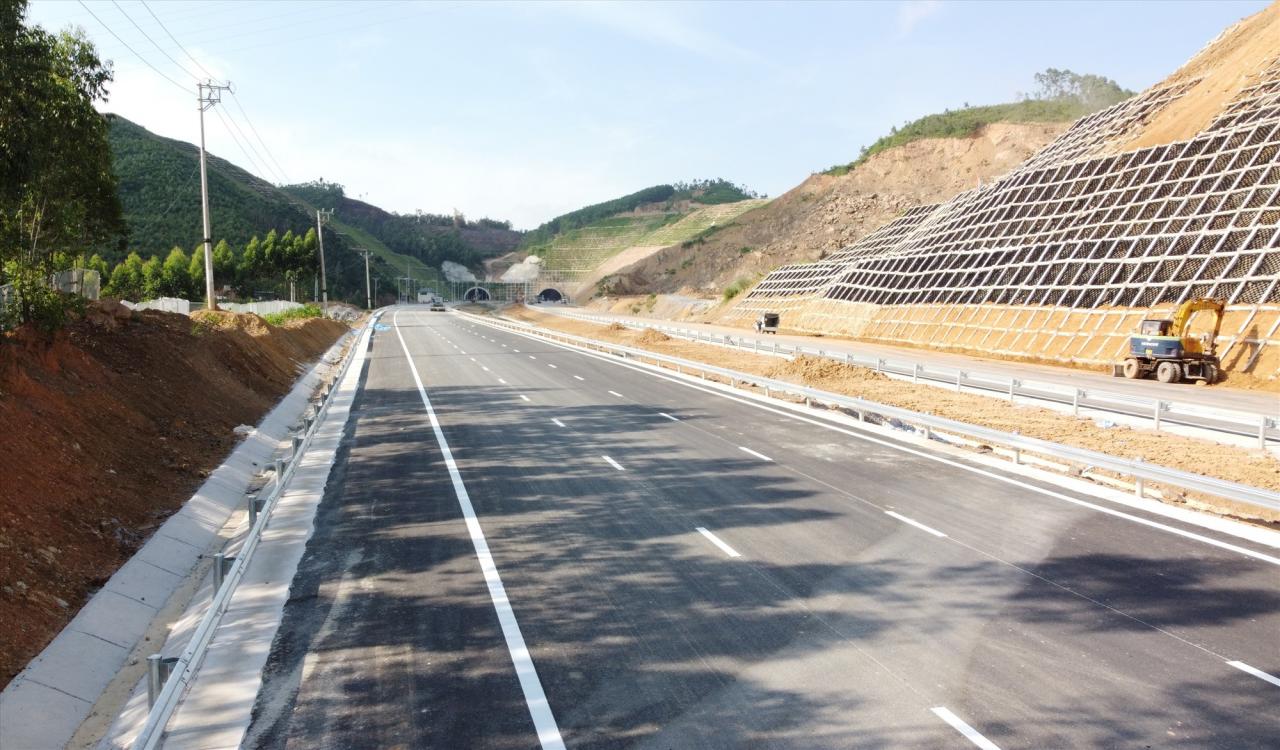 Die Baueinheit stellt dringend die restlichen Kleinarbeiten an den beiden Enden des Truong-Vinh-Tunnels fertig. Foto: Quach Du