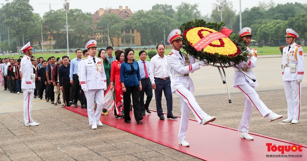 Đoàn đại biểu Già làng, Trưởng bản, Nghệ nhân các dân tộc Việt Nam báo công dâng Bác