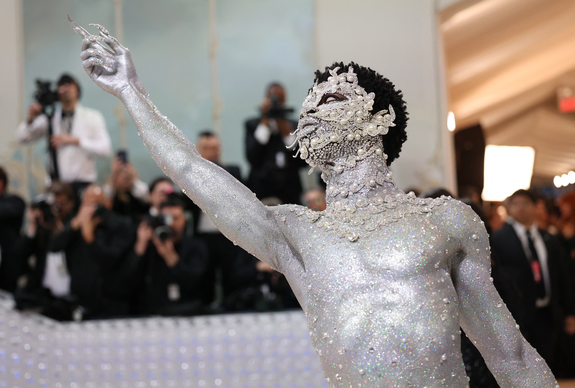 Những trang phục độc, lạ tại Met Gala 2023 - Ảnh 8.