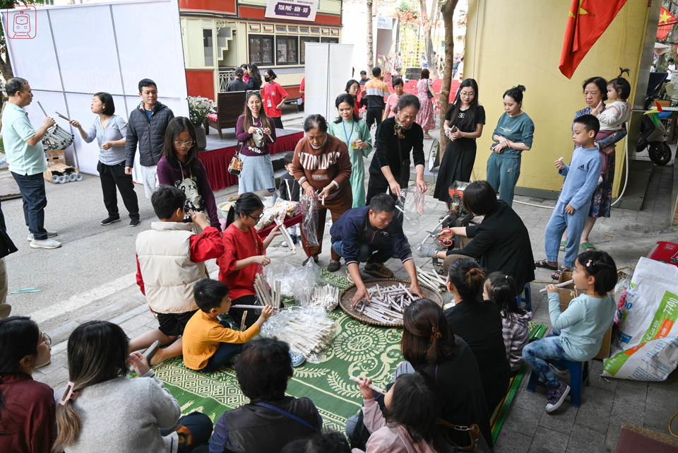 Eine Reihe interaktiver Gemeinschaftserlebnisse finden in der Ngoc Island Food Street – Ngu Xa statt. 