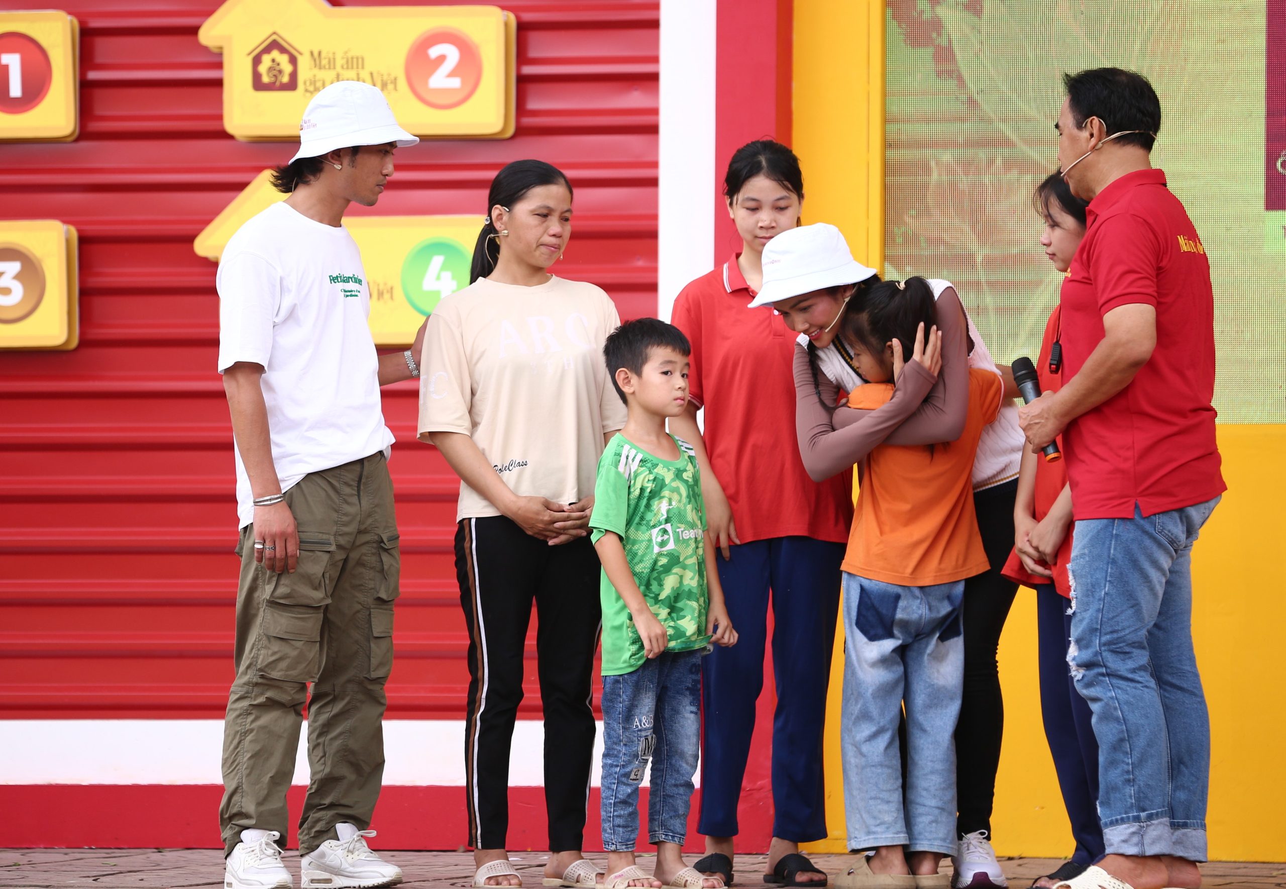 MC Quyen Linh และ Vietnamese Family Shelter จะไปอยู่ที่ Hau Giang เพื่อช่วยเหลือครอบครัวเด็กกำพร้าจำนวน 18 ครอบครัว