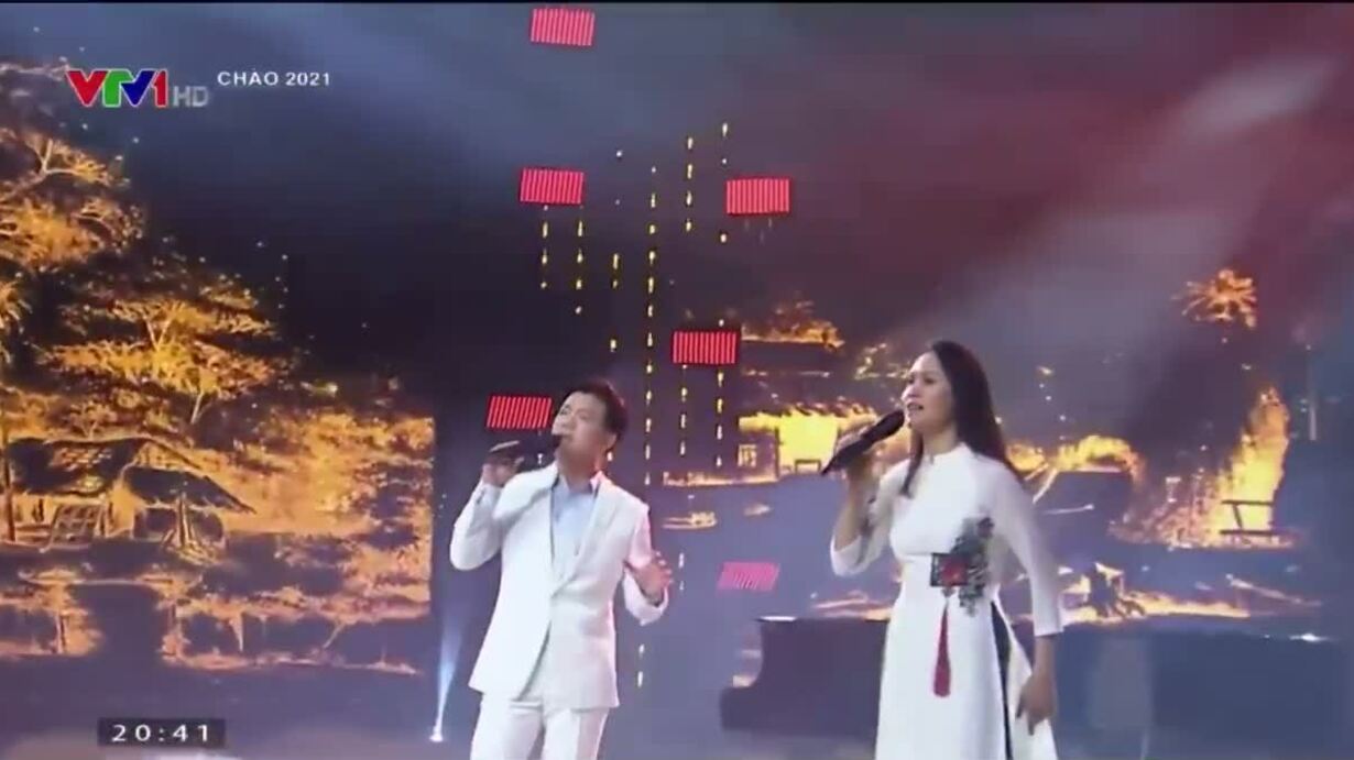 Mai Hoa and Vu Thang Loi sing the song 'Land and People'