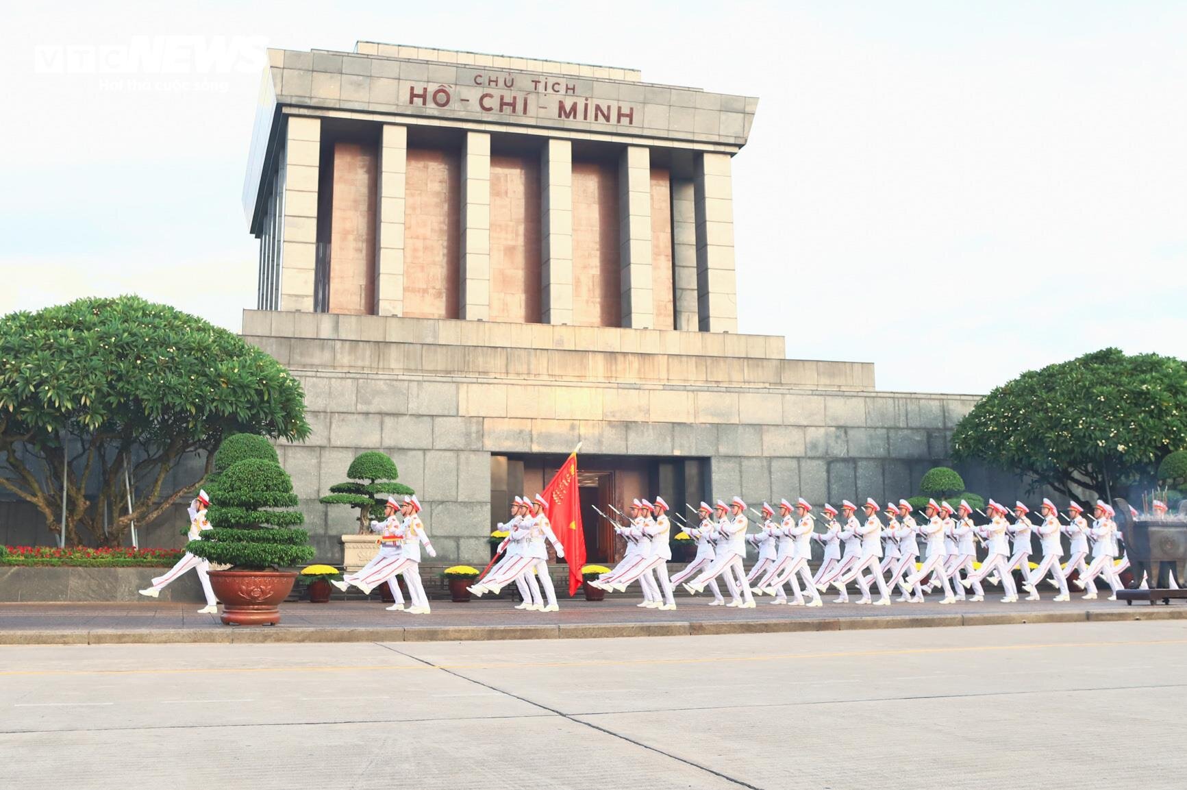 Thousands of people lined up from early morning to watch the flag-raising ceremony to celebrate National Day September 2 - 13