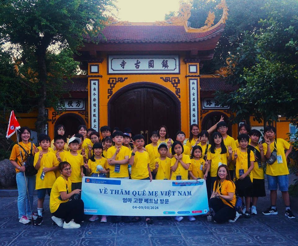 A delegation of overseas Vietnamese teachers and children in Korea visited Tran Quoc Pagoda in Hanoi. Photo: Viet Anh