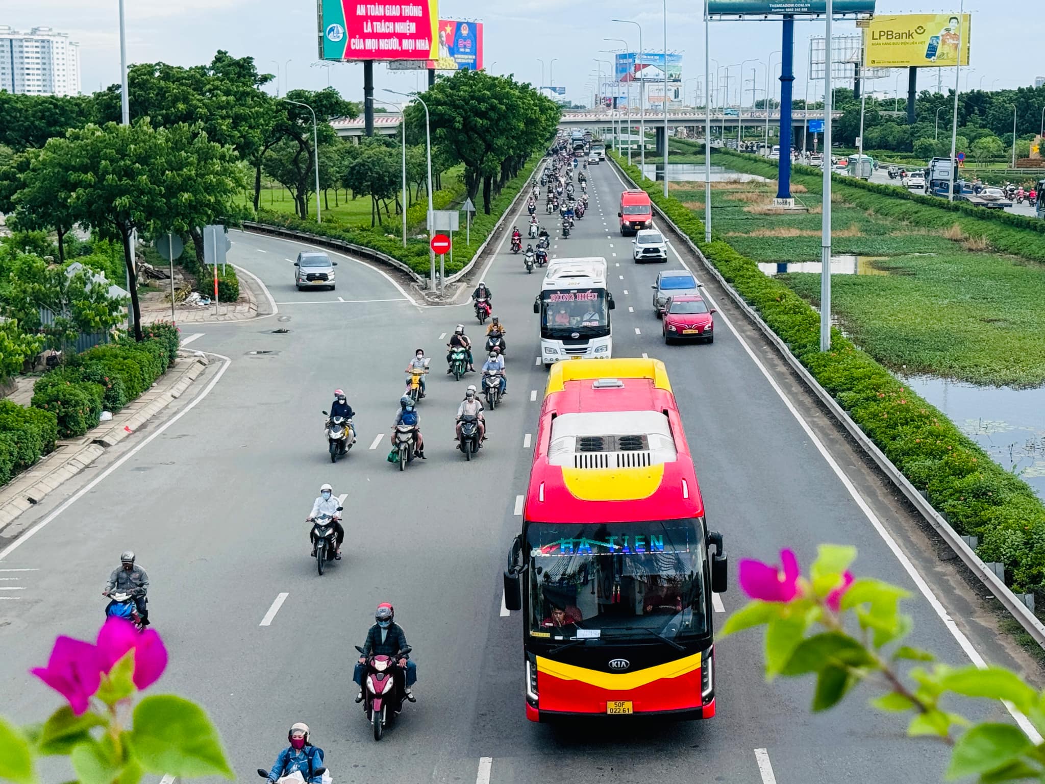 Người dân tay xách nách mang trở lại TP.HCM sau nghỉ lễ- Ảnh 4.