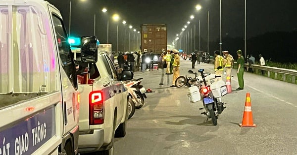 Un camion porte-conteneurs entre en collision avec une moto, deux étudiants blessés et un mort