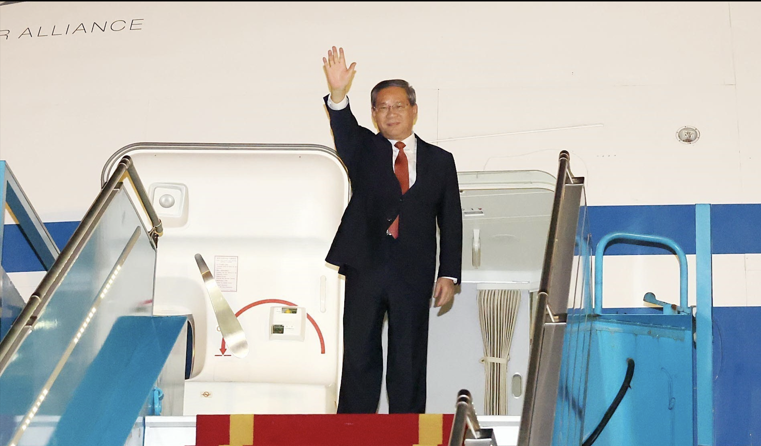 Chinese Premier Li Qiang arrives in Hanoi