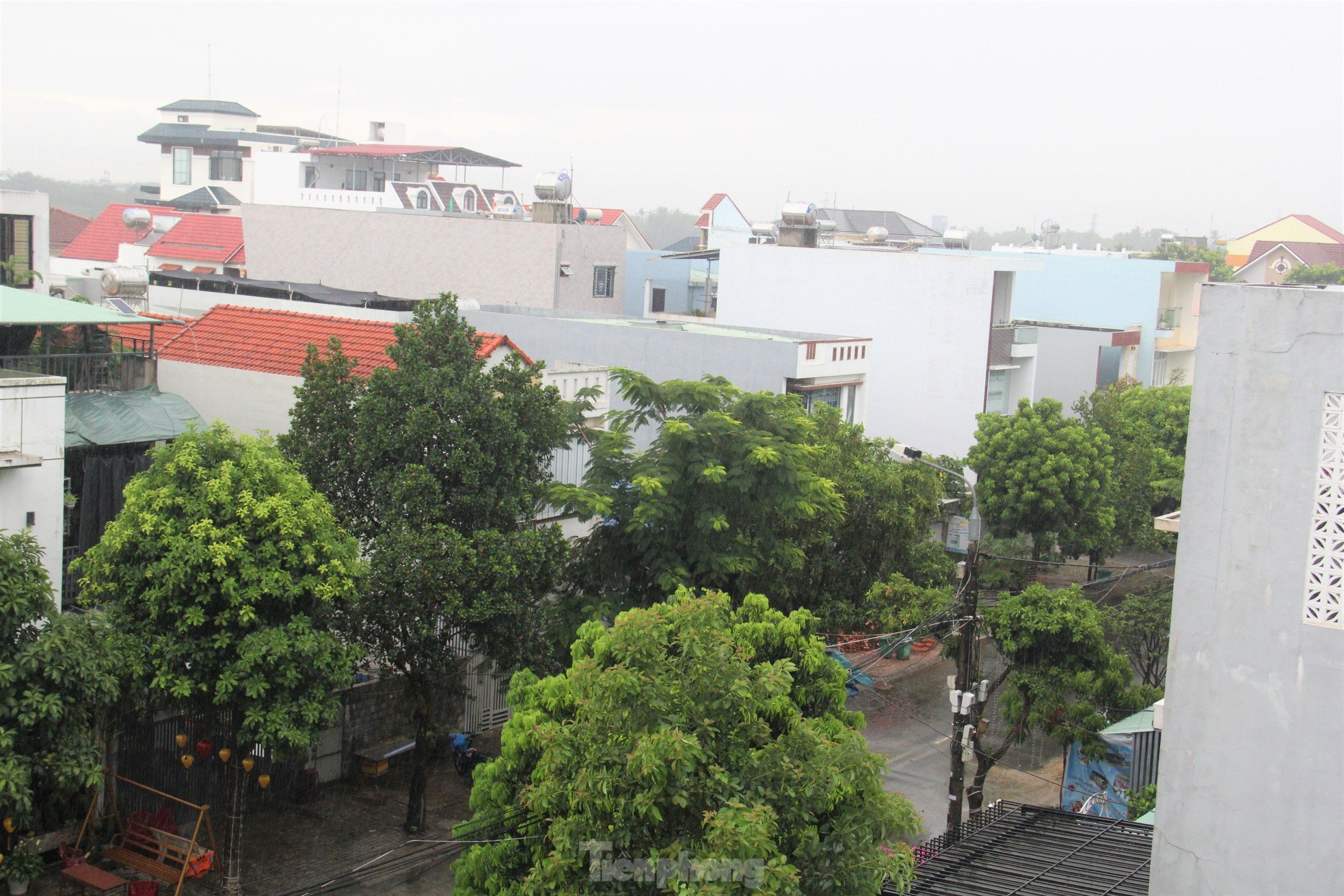 Viele Straßen in Da Nang wurden nach dem goldenen Regen zur Abkühlung überflutet Foto 11