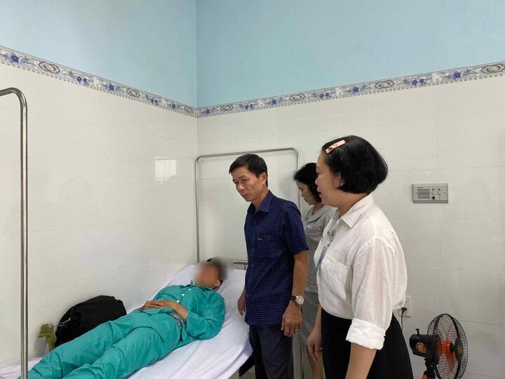 Les dirigeants de la ville de Nha Trang rendent visite aux patients victimes de l'empoisonnement.