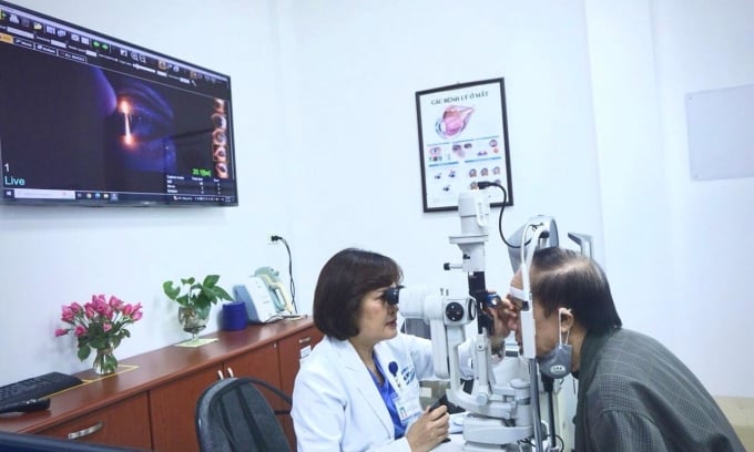 Doctor examines glaucoma patient. Photo: Provided by the hospital