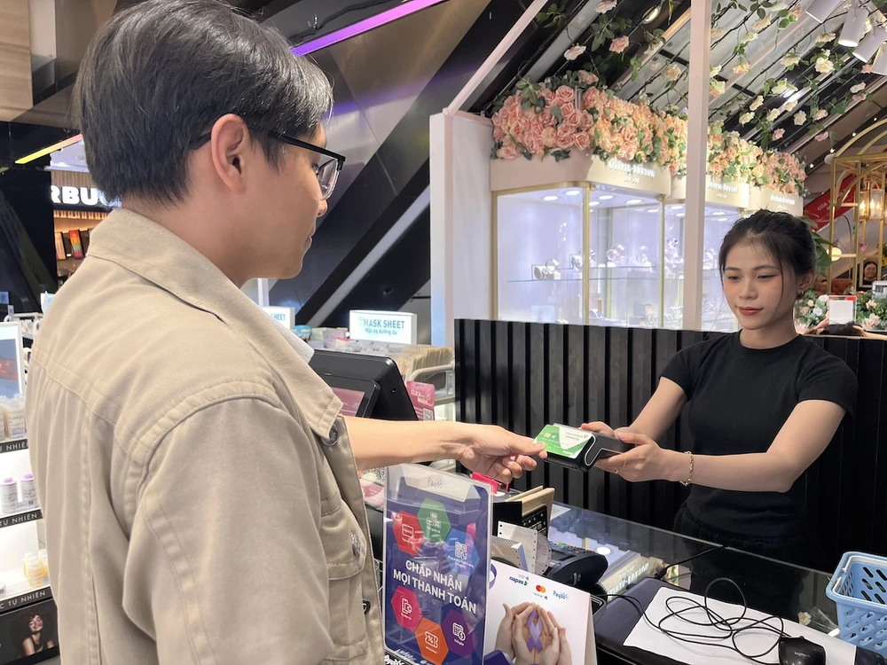 NAPAS および Mastercard カードを使用した各支払い取引は、「Touch to share, give hope」の成功に貢献します。