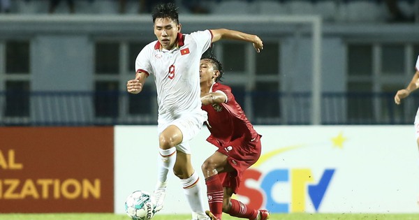 Der beste Torschütze der U23-Nationalmannschaft Vietnams „spricht“ mit Trainer Troussier