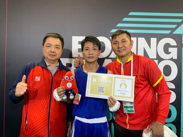 Vo Thi Kim Anh (blaues Hemd) hat ein Ticket für die Olympischen Spiele 2024 in Paris gewonnen.